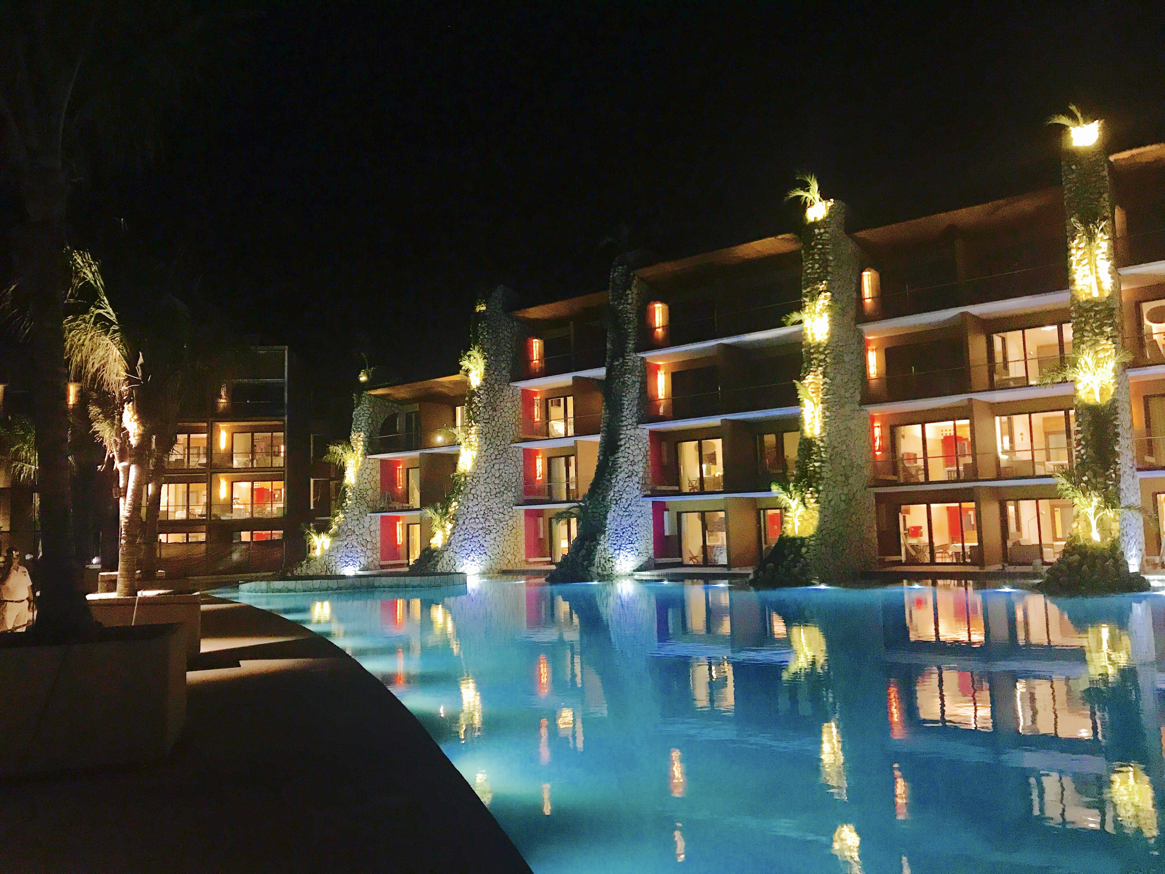 Hotel Xcaret Mexico All Parks All Fun Inclusive (Adults Only) Los Dos Compadres Exterior photo The pool at the hotel